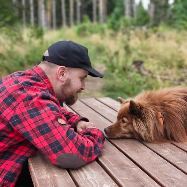 🐾✨ Tarmokkaan uudistettu yöpymishinnasto🌙🐾

Haaveiletko kiireettömästä illasta nuotion äärellä ja aamusta, jonka saat aloittaa koirasi kanssa luonnon keskellä? Nyt se onnistuu entistä joustavammin uudistetun yöpymishinnaston ansiosta! 😊

Yöpymisessä koiramäärä on aina vapaa ja polttopuut sisältyvät hintaan

🌙 klo 21.00–9.00 → 65 €
🌙 klo 20.00–9.00 → 80 €
🌙 klo 18.00–9.00 → 100 €

Yöksi voit majoittua juuri sinulle sopivalla tavalla:
🏕️ tunnelmallisessa laavussa
🛏️ viihtyisässä aitassa
⛺ omalla teltalla missä tahansa koirametsän alueella
🌿 riippumatossa luonnon helmassa
🚐 Uutuutena myös matkailuautolla voi nyt yöpyä alueellamme.

Tule viettämään rauhallinen ilta luonnossa, anna koirien nauttia vapaudesta ja herää aamulla lintujen lauluun 💚