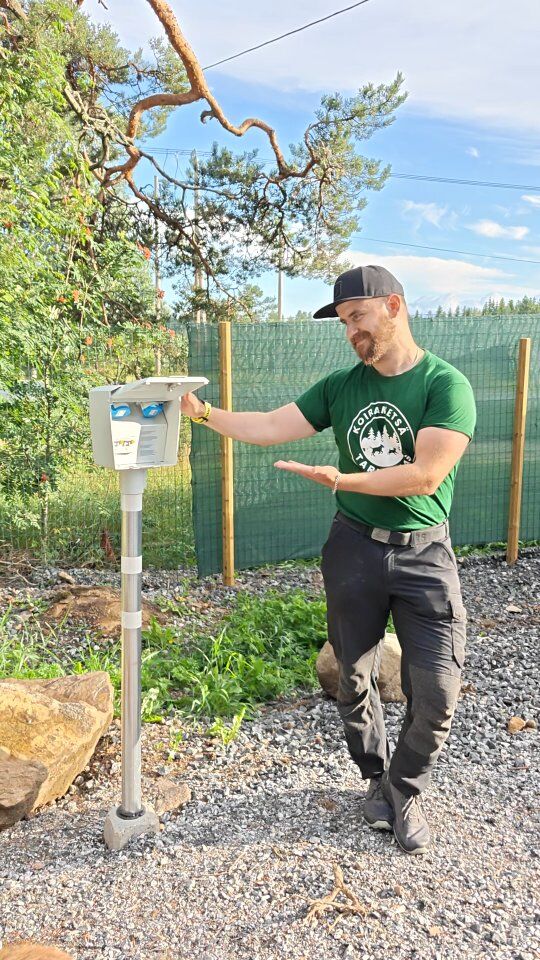 Nyt on viimeisetkin hienosäädöt uudella parkkialueella tehty, tolppaan saatu sähköt ja näkösuojaverkkokin viritelty paikoilleen 😌👌🏼 sopivasti kesälomien loppuun viimeinenkin kohta to do -listalta siis raksittu! ✅ #koirametsäkuopio #retkeilykoirankanssa  #koiraystävällinenkuopio #vietäyöulkona #karavaanari