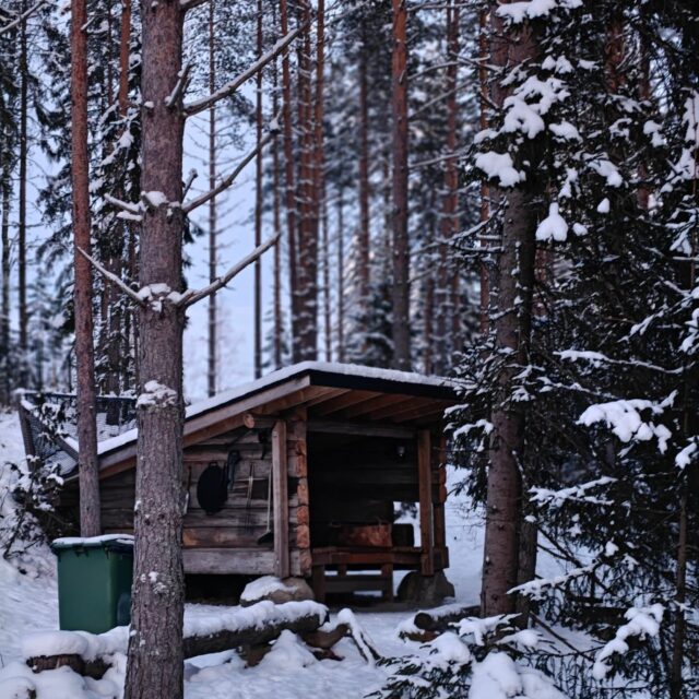 🐶🌲Koirametsä Tarmokas🌲🐶

Sen verran on tullut uusia seuraajia linjoille, että tässäpä pientä esittelyä meistä tämän illan huoltokierroksen kuvilla höystettynä 🤠👇🏼

🌲 Sijaitaan Länsi-Kuopiossa ja ollaan  Pohjois-Savon ensimmäinen koirametsä, avattiin meidän portit asiakkaille syksyllä 2023 🥰

🌲 Meille on helppo tulla! Kuopion keskustasta meille ajelee n. 30 minuuttia hyviä asfalttiteitä pitkin ja perillä odottaa selkeät opasteet sekä iso, tasainen parkkialue 😊

🌲 Metsän pinta-ala on yhteensä hieman yli 2 hehtaaria. Kesäisin alue on jaettu kahteen osaan väliaidalla: toiselle puolelle jää kuivempi metsämaa, toisella puolella puroa, ojia, suota ym. "märempää" maastoa ryplääjille 🤓💦

🌲 Koko aluetta kiertää 2 metriä korkea teräsverkkoaita, jonka alareuna on peitelty maa-aineksella niin, ettei pieninkään koira pääse livahtamaan karkuun 🤭

🌲 Ruoanlaittoon alueelta löytyy sekä laavu, että vanhaan sepänpajaan tehty suojaisampi Tarmonpesä. Molemmat on varusteltu monipuolisesti mm. makkaratikuin ja muurikkapannuin! 

🌲 Lisäksi alueelta löytyy puucee, piknikpöytä ja vanhan vilja-aitan yläkertaan entisöity majoitustila. 

🌲 Yleisin palaute mitä saadaan meidän asiakkailta liittyy alueen hyvään varusteluun, monipuoliseen metsämaastoon ja loistavaan asiakaspalveluun 💖 Otetaankin mielellämme palautetta ja kehitysehdotuksia vastaan myös jatkossa! 

Meidän alueesta, yrityksestä, hinnoittelusta sun muusta voi lukea lisää kotisivuilta 👉🏼 www.koirametsatarmokas.fi 🐶