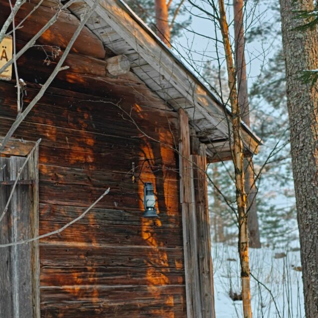 🩵Helmikuu🩵 

"On arveltu, että helmi tässä yhteydessä viittaisi tähän vuodenaikaan puiden oksiin usein muodostuviin jäähelmiin. Lappajärveläisen sanonnan mukaan ”helemikuun toinen silimä vettä keittää”, toisin sanoen alkaa olla välillä jo suojasäitä, joiden aikana vesihelmiäkin ilmaantuu. Juvalla Etelä-Savossa oltiin kuitenkin sitä mieltä, että ”helemkuu o pakkase àekoo”."

-Kotimaisten kielten keskus, kotus.fi